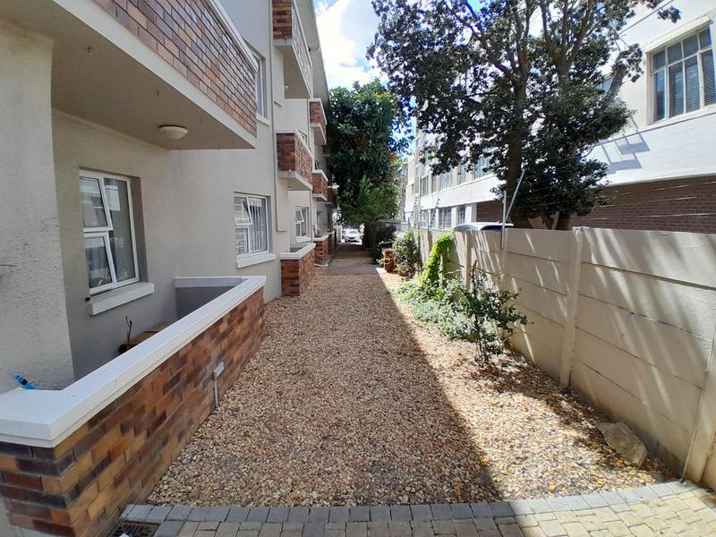 To Let 1 Bedroom Property for Rent in Green Point Western Cape